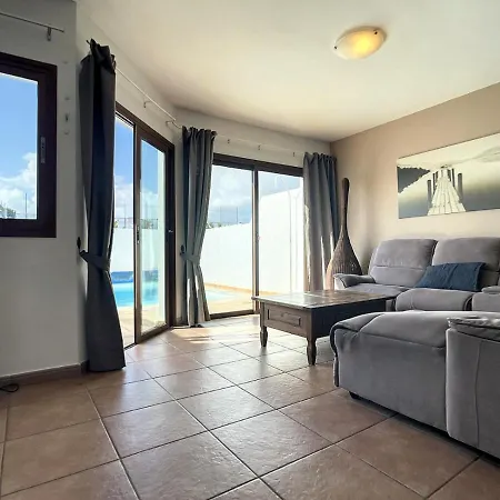 Rosa Gadis Villa Costa Teguise